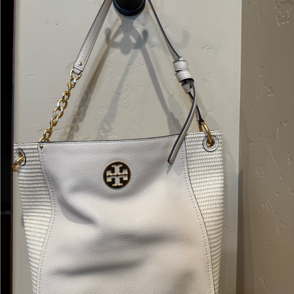 Tory Burch White Shoulder Bag with Gold Chain Detail